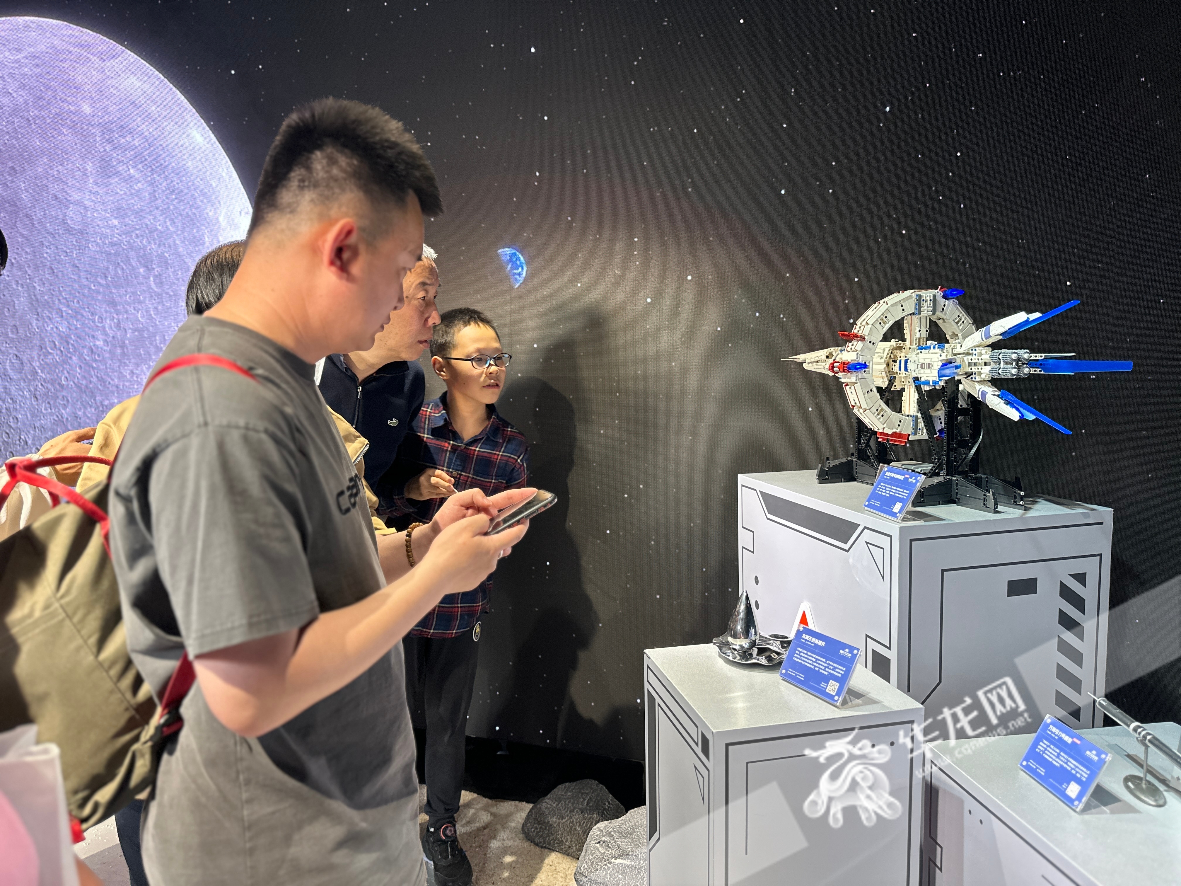 市民驻足观看航天拼装模型。华龙网-新重庆客户端记者 刘钊 摄