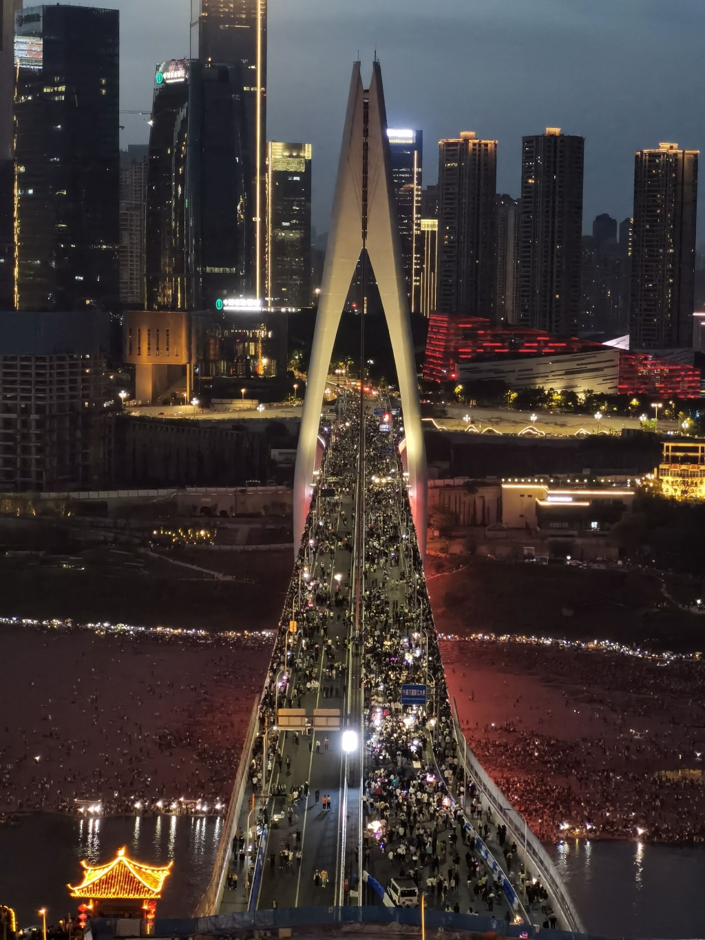 重庆封桥“宠粉”再上演，带动夜经济旺盛。警方供图