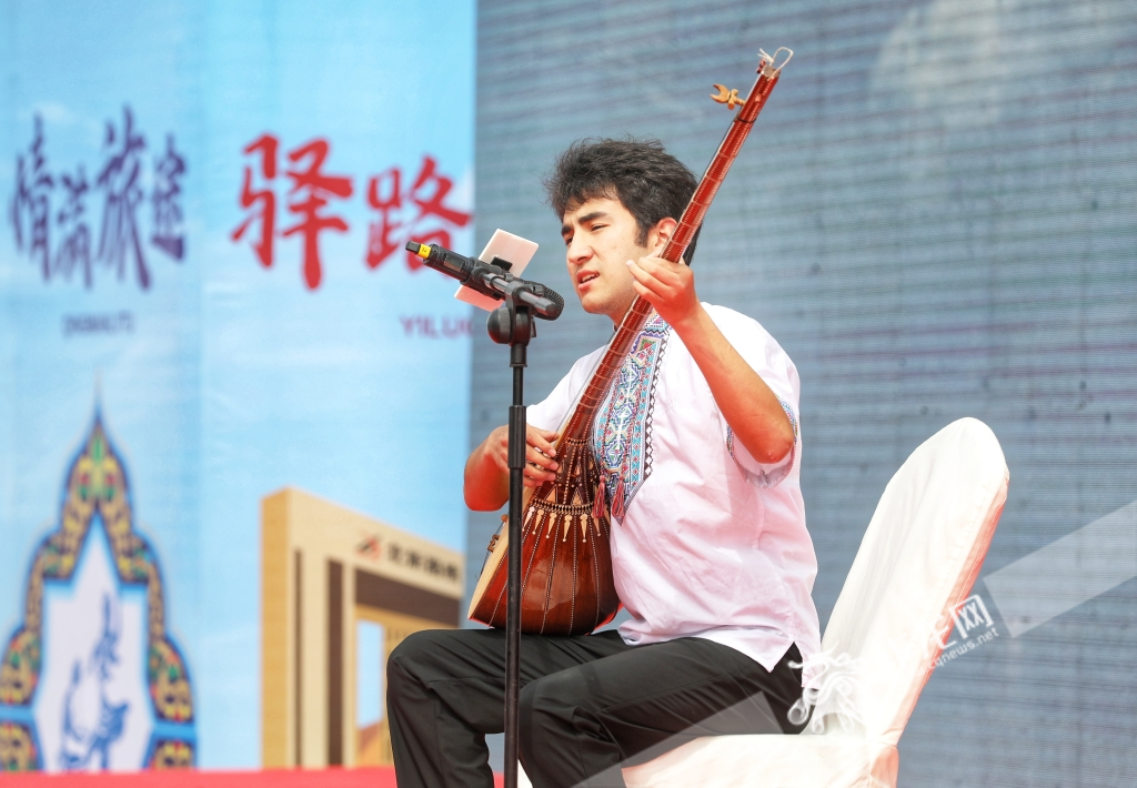 新疆小伙为大家演奏民族乐器。华龙网-新重庆客户端记者 张质 摄