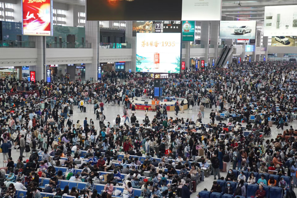 4月29日，重庆火车站预计发送旅客26万人次。通讯员汪亮 摄