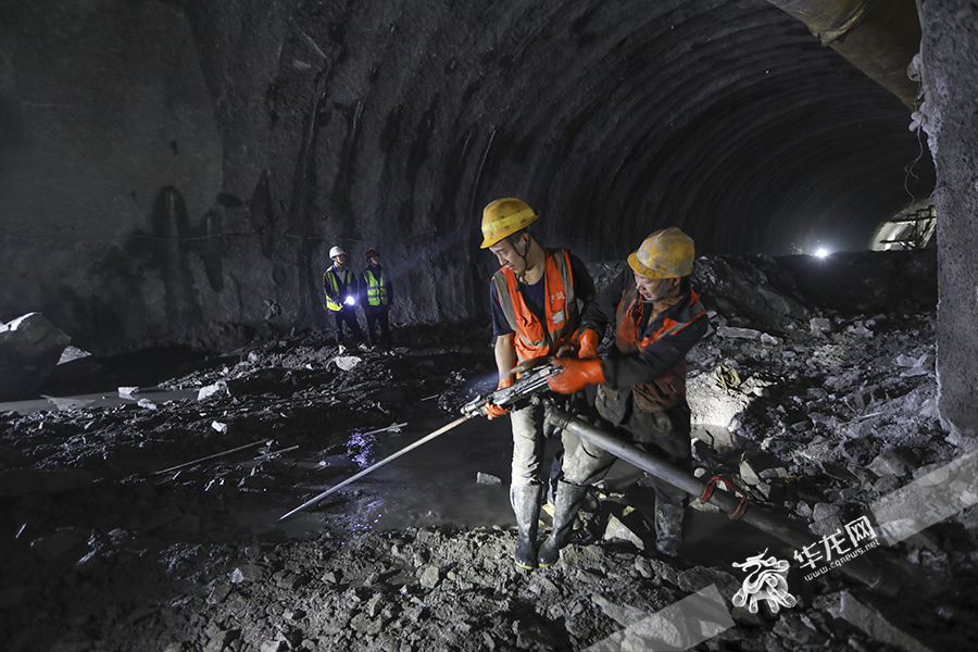 工人在隧道内有序施工。华龙网-新重庆客户端 首席记者 李文科 摄