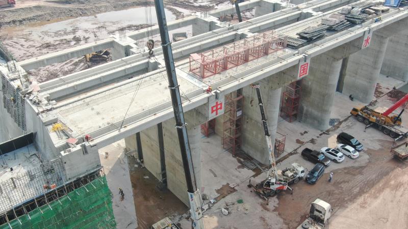 潼南涪江双江航电枢纽工程12孔泄洪闸建设加快推进。受访者供图