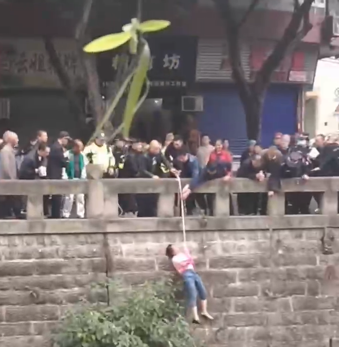 2落水女子被救起。重庆荣昌警方供图
