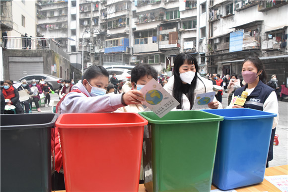 居民参与垃圾分类游戏。云阳县委宣传部供图 华龙网发