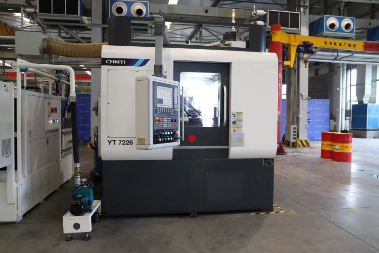 重庆机床研发的YT7226双工作台磨齿机。重庆机床供图