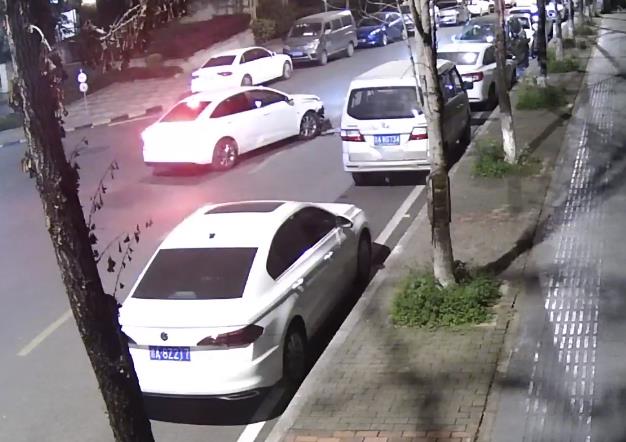 1唐某在挪车时撞到了路边停放的车辆。重庆江北警方供图