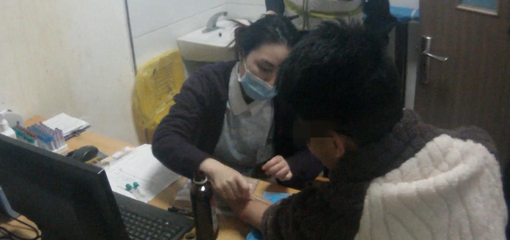 3唐某被带到医院进行抽血检测。重庆江北警方供图