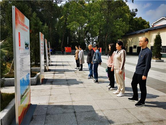 3集体追忆王朴村发展历程及新示范建设。两路街道供图