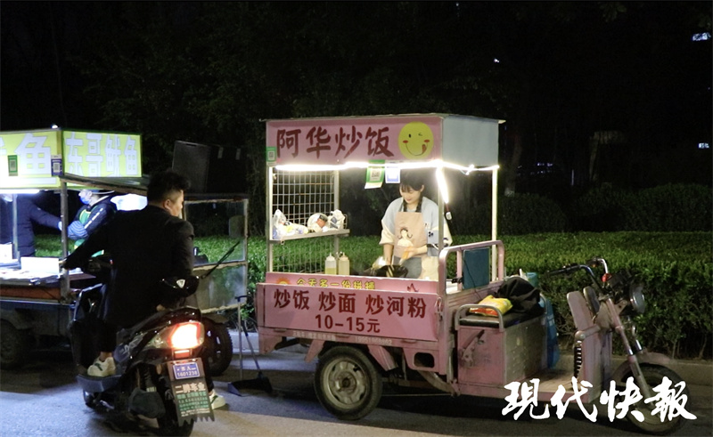 21岁女生为圆大学梦摆摊卖炒饭，收获40多万粉丝1
