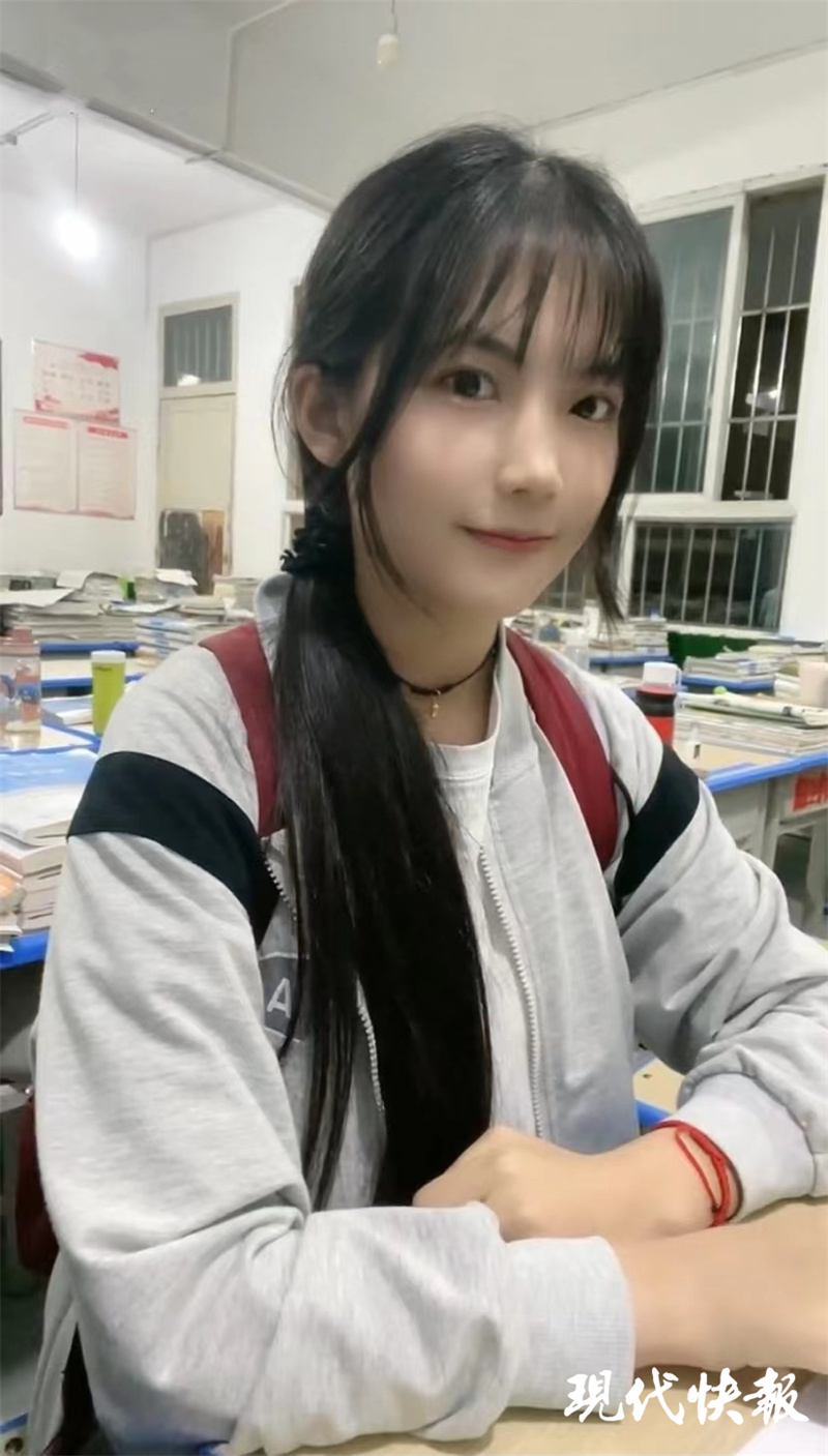 21岁女生为圆大学梦摆摊卖炒饭，收获40多万粉丝4