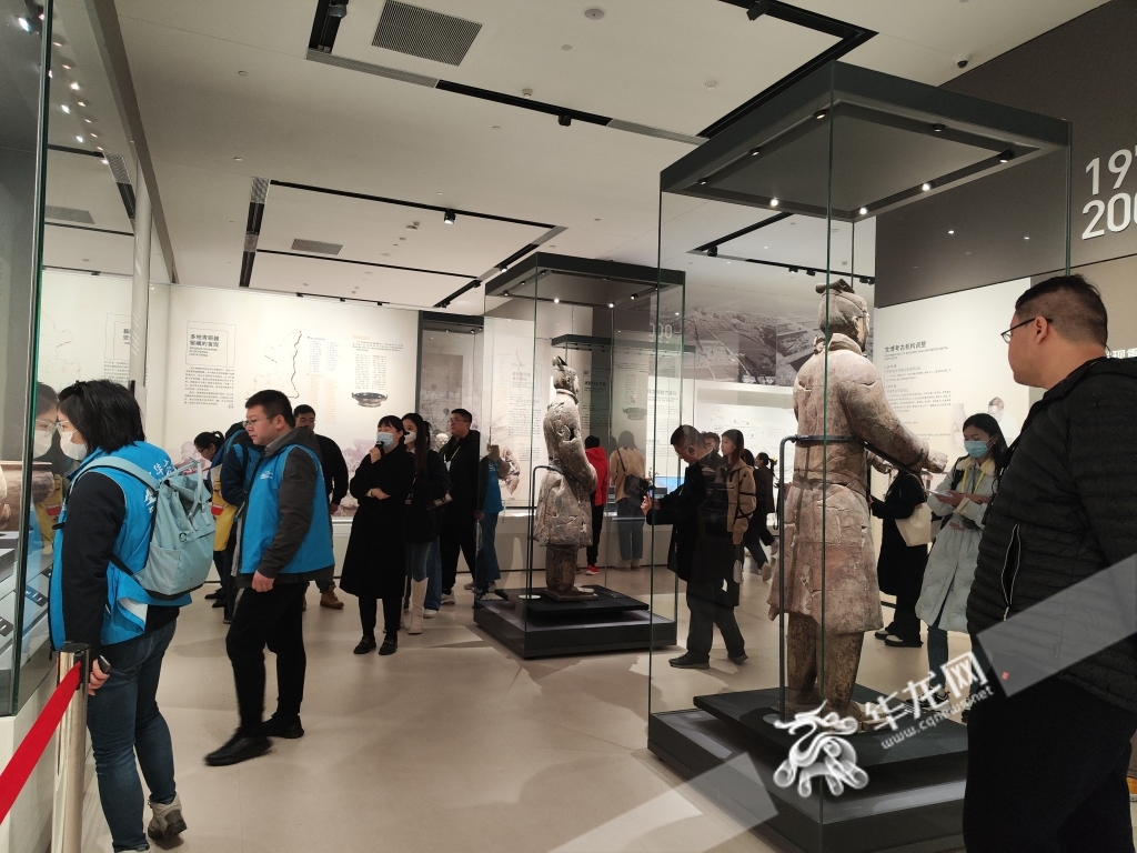 媒体团在陕西考古博物馆中参观采访。华龙网-新重庆客户端 简梦 摄