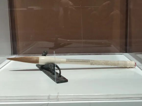 潘啟慧 猛犸象牙毛笔杆微刻毛主席诗词37首 长：36.5cm