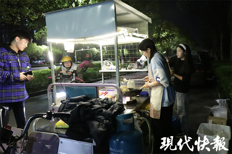 21岁女生为圆大学梦摆摊卖炒饭，收获40多万粉丝2
