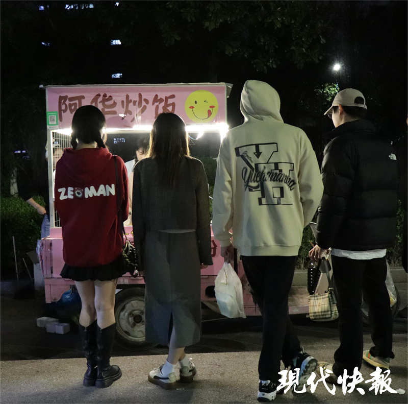 21岁女生为圆大学梦摆摊卖炒饭，收获40多万粉丝3