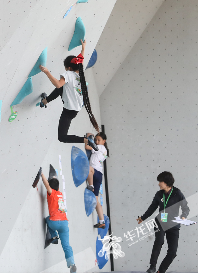 小选手们在攀石赛上角逐。华龙网-新重庆客户端记者 张质 摄