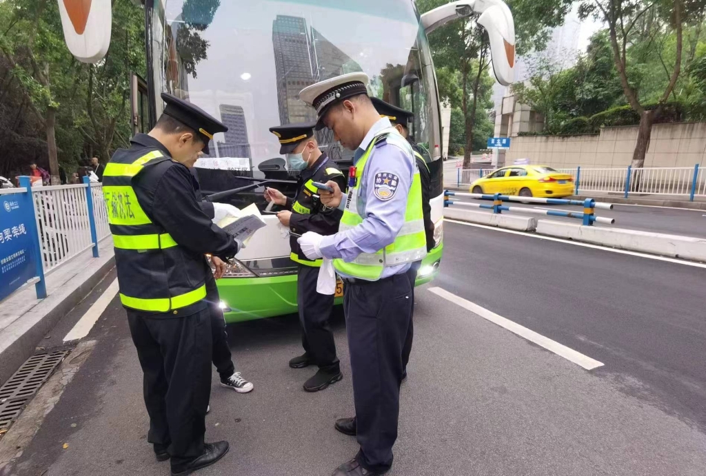 多部门联合对旅游包车进行检查。重庆交通执法部门供图