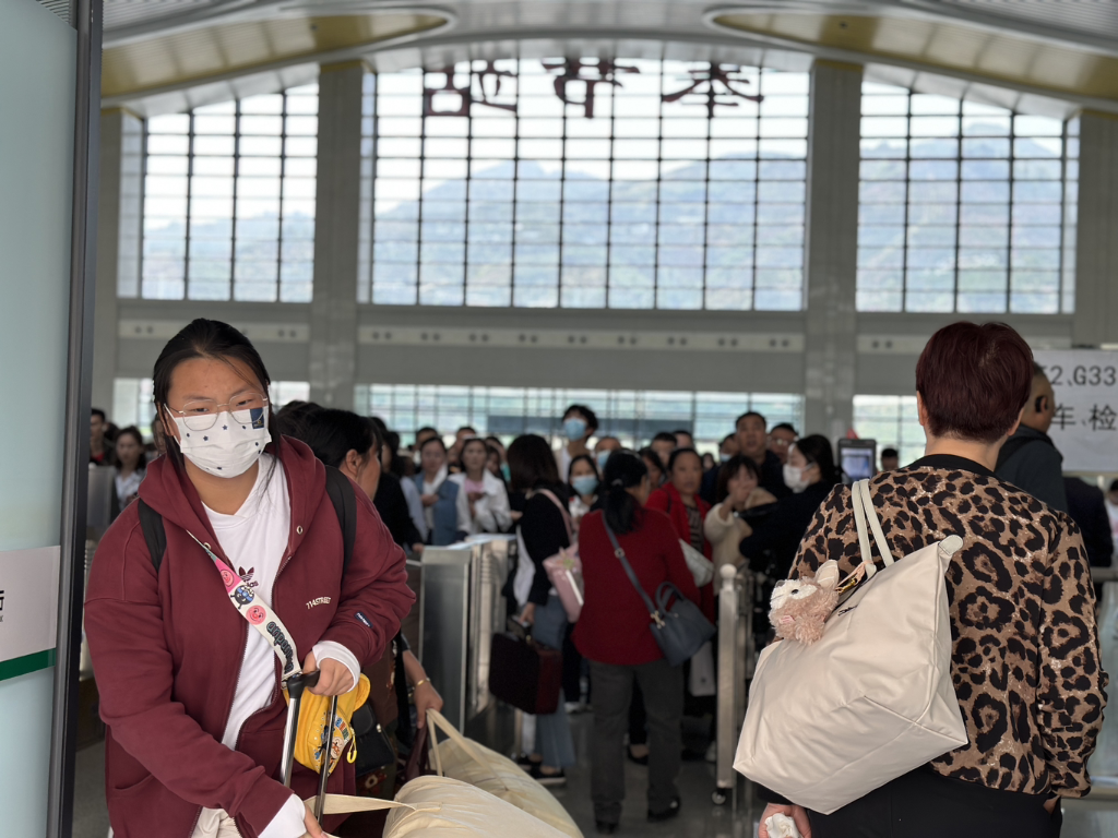 奉节站迎来“五一”客流高峰。通讯员 梁艺菲 摄