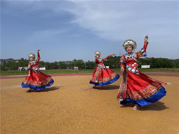 3景区的民族舞表演。潼南区委宣传部供图