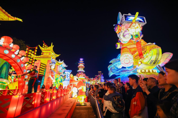 精彩杂技轮番上演。自贡文旅投供图 (2)