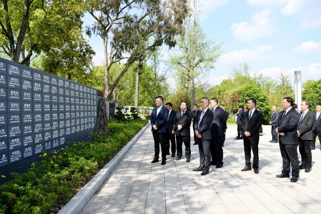 4重庆市退役军人事务局机关干部瞻仰英烈墙。受访单位供图