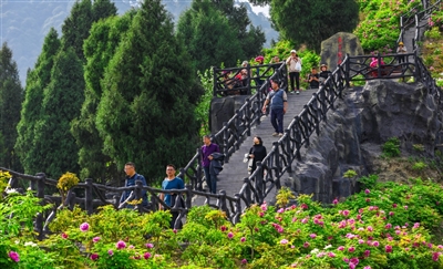游人在恺之峰景区畅玩。记者 龚长浩 摄