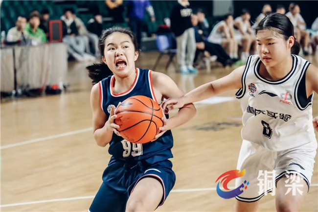 代表铜梁区初中队出战的重庆巴川中学女子篮球队在比赛中大放异彩。铜梁区融媒体中心供图