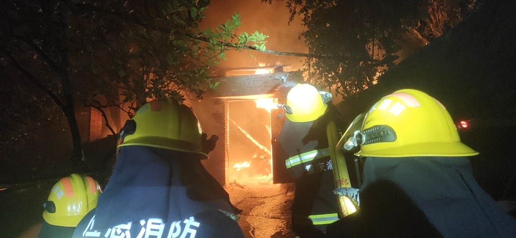 2消防员出水灭火。重庆渝北消防供图