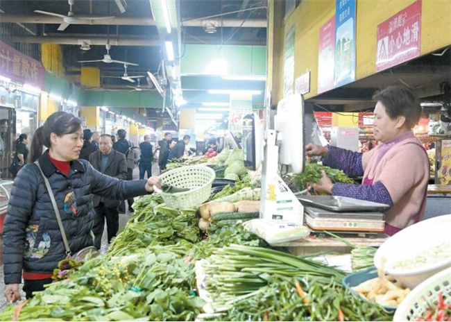 市民在红卫巷农贸市场买菜。江津日报记者 张渝 摄