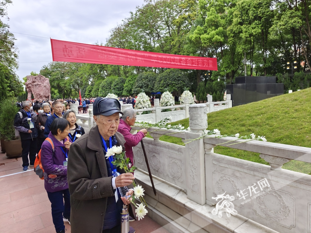 社会各界人士来到仪式现场，为烈士献花。华龙网-新重庆客户端记者 石涛 摄