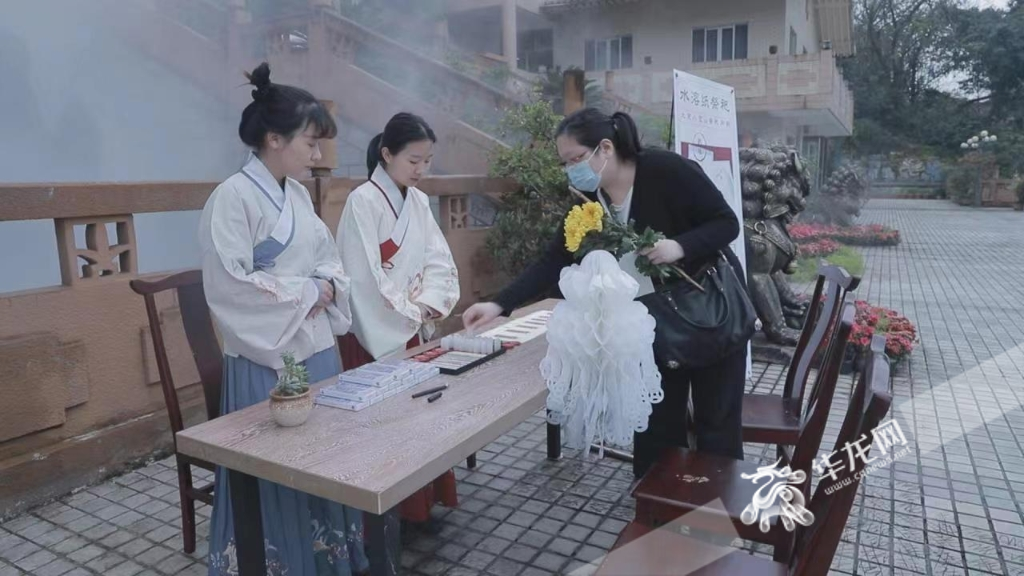 前来祭扫的市民体验水溶纸。华龙网-新重庆客户端记者 陈洋 摄