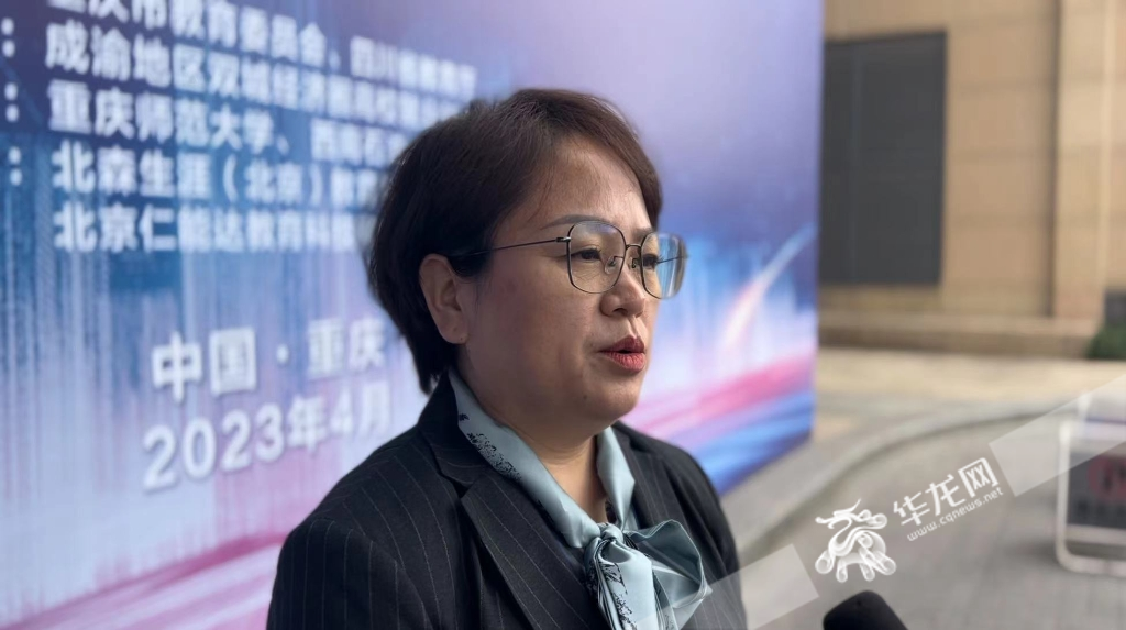 董研林接受采访。华龙网-新重庆客户端 记者 秦思思 摄