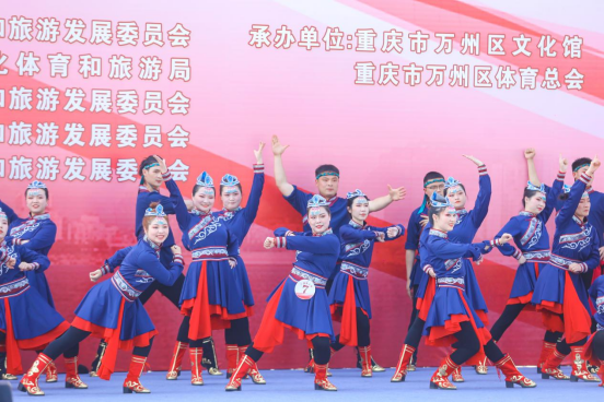 巴山红舞蹈队演绎广场舞《心之寻》。城口县文化和旅游发展委员会供图 华龙网发