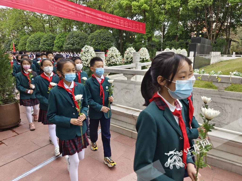 小学生们来到仪式现场，为烈士献花。华龙网-新重庆客户端记者 石涛 摄