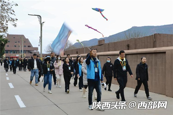 “中华文明凝心铸魂之旅”2023全国网络媒体主题采访媒体团来到了黄河壶口瀑布旅游区（陕西侧）。