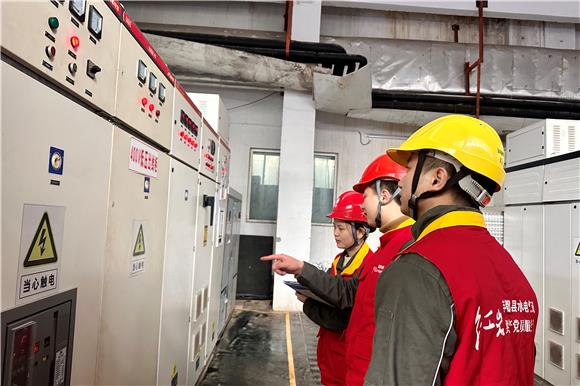 丰都县“水电气讯”红岩共产党员服务队为企业安全用电服务。通讯员 杜宏超 摄