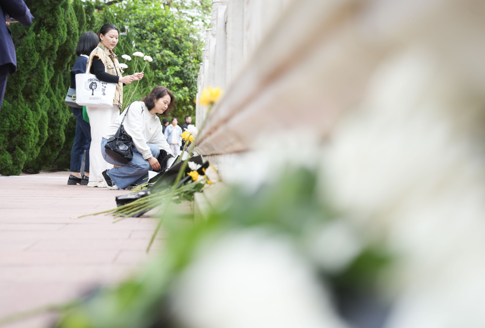 你是我心中永远的英雄！社会各界缅怀红岩英烈2