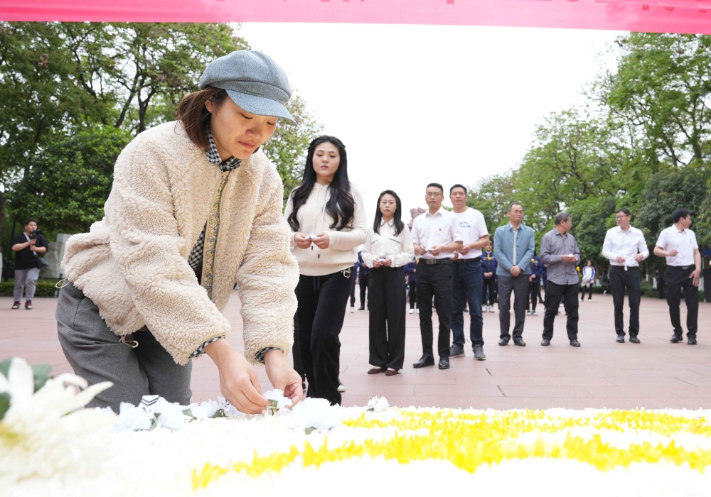 你是我心中永远的英雄！社会各界缅怀红岩英烈1