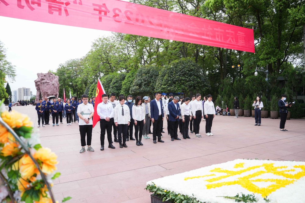 你是我心中永远的英雄！社会各界缅怀红岩英烈4