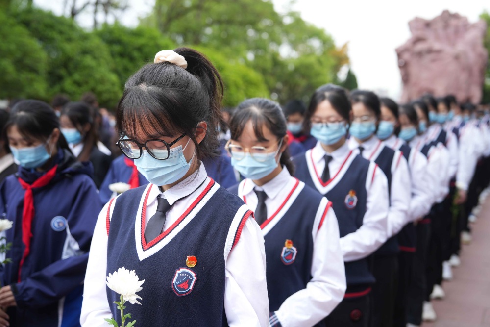 你是我心中永远的英雄！社会各界缅怀红岩英烈3