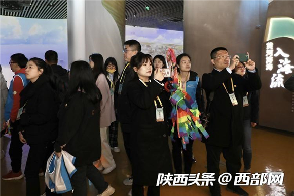 媒体团记者参观九曲黄河漫游馆。