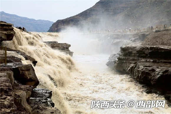 黄河壶口瀑布旅游区（陕西侧）。