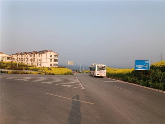 2一辆公交车行驶在景区环线宝顶山后山路段上。特约通讯员 蒋文友 摄