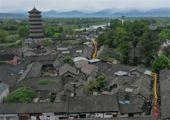 这是4月5日在成都崇州市元通古镇拍摄的“汇江老龙”巡游队伍（无人机照片）。新华社记者 王曦 摄