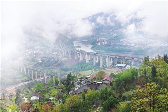 The crisscrossing transport lines add the most beautiful spring scenery to the mountainous land. (Photographed by Chen Qingfa)