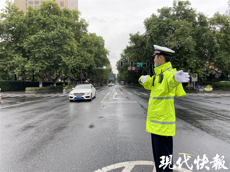 老奶奶挽着你胳膊过马路的样子，真暖！这位辅警找到了2