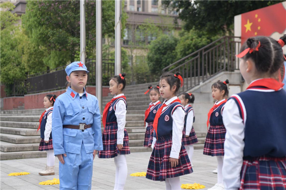 重庆科学城第一实验小学校“缅怀先烈 常怀感恩”主题教育活动。重庆科学城第一实验小学校供图