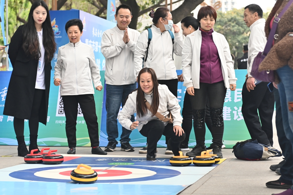Citizens experience land curling on the spot.Photo courtesy of Chongqing Community Center