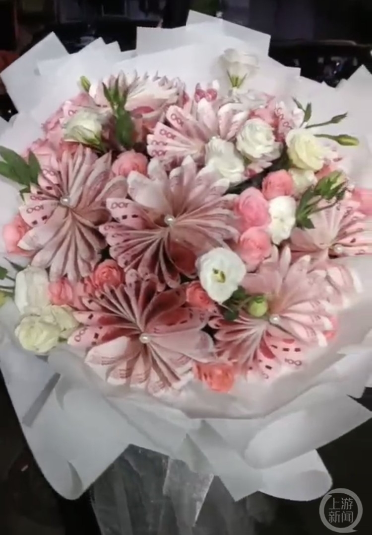 男子花4万元包花俘获女神芳心，背后全是见不得人的把戏！1