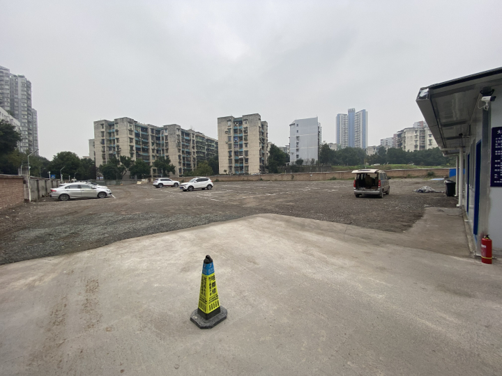 莲花街道新修建的停车场。资料图