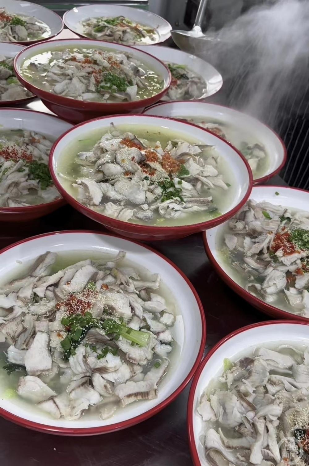 幼儿园伙食的“天花板”来了！每天餐费16元，能吃鱼虾蟹2